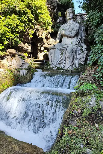 Filtration von Flusswasser – Springbrunnen in der Villa d’Este in Tivoli, Italien